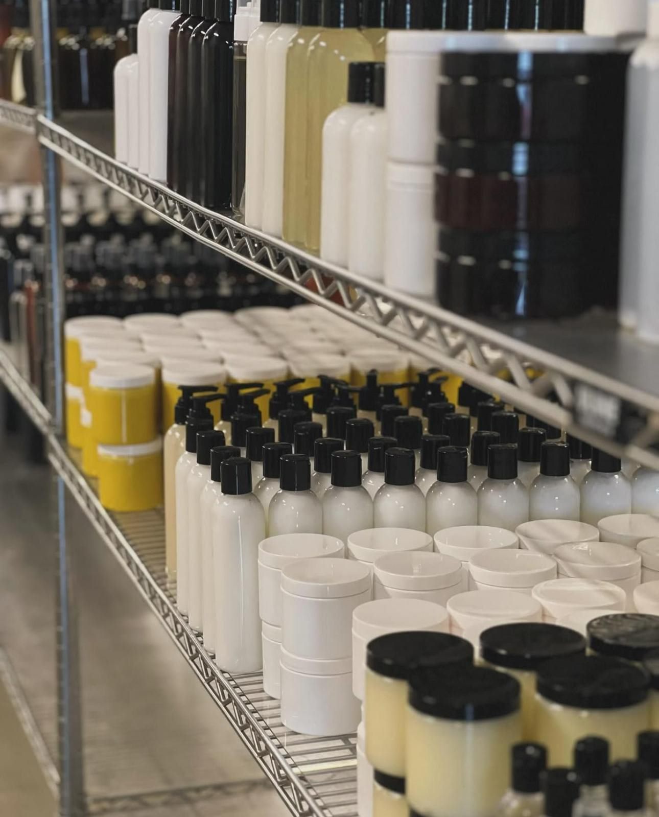 Étagères de flacons et de pots au laboratoire