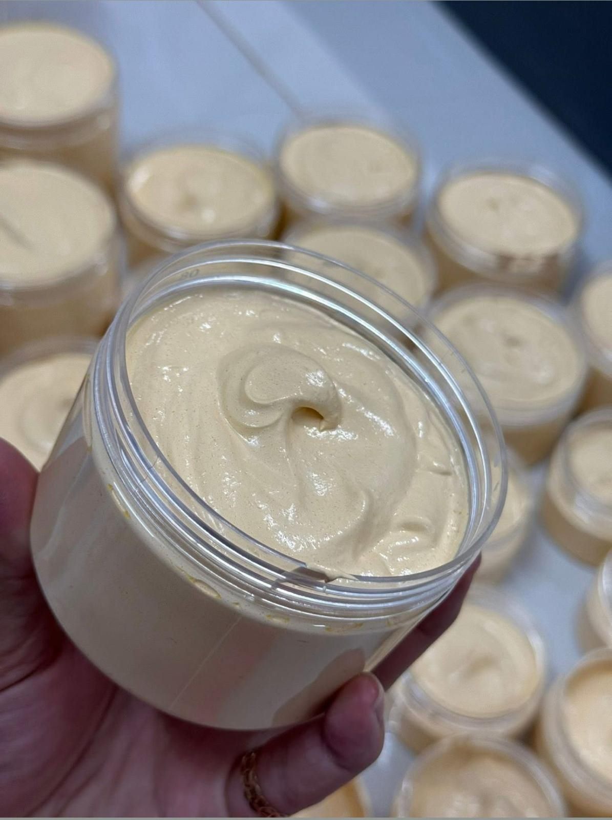 Texture d'une chantilly capillaire dans son pot